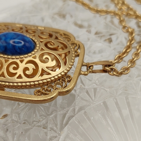 Avon 70's 'Yesteryear' Gold-Tone Photo Locket Necklace Blue Stone Pendant EVC - Picture 5 of 17